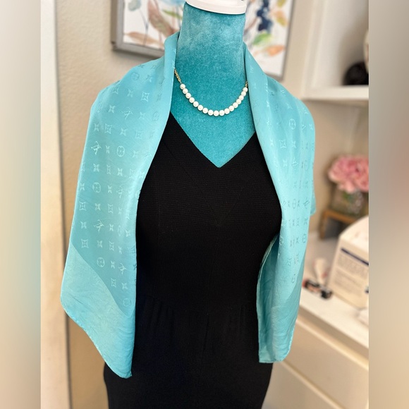 LV Vintage Monogram Scarf - Picture 5 of 6